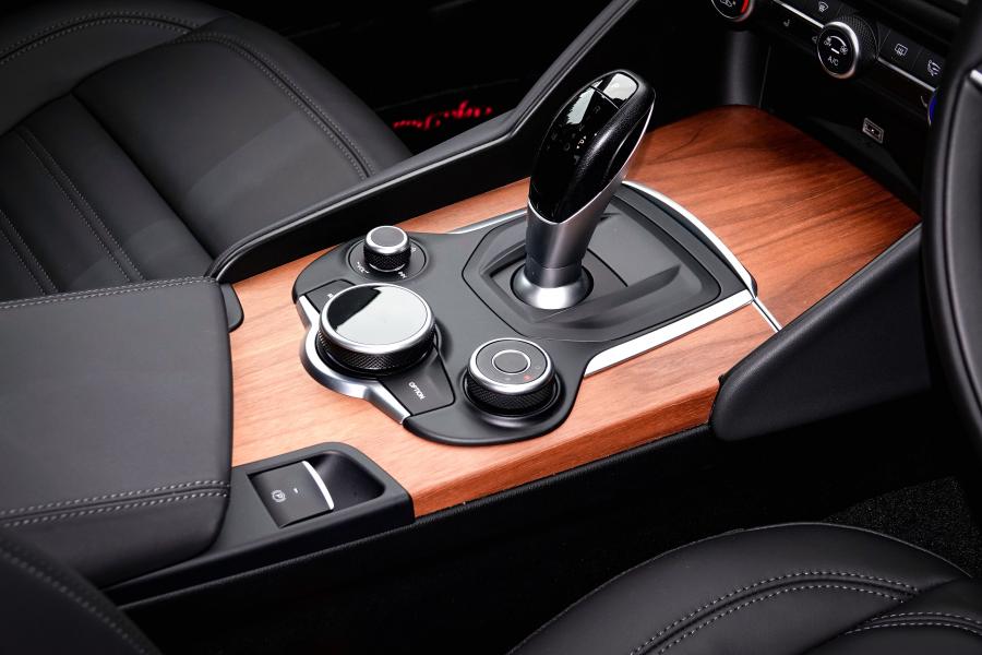 Детали интерьера Alfa Romeo Giulia (952) 2017 года  (JP) (фото 10 из 18)